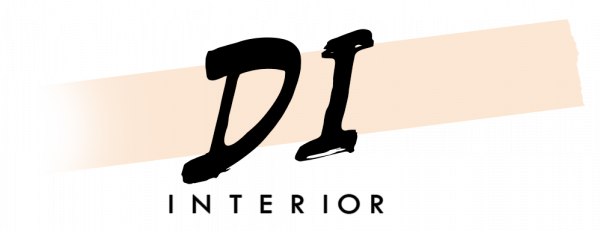 Tyylitelty musta &rdquo;DI INTERIOR&rdquo;logo-tekstin yl&auml;puolella vaalean persikanv&auml;risell&auml; siveltimenvedolla taustalla