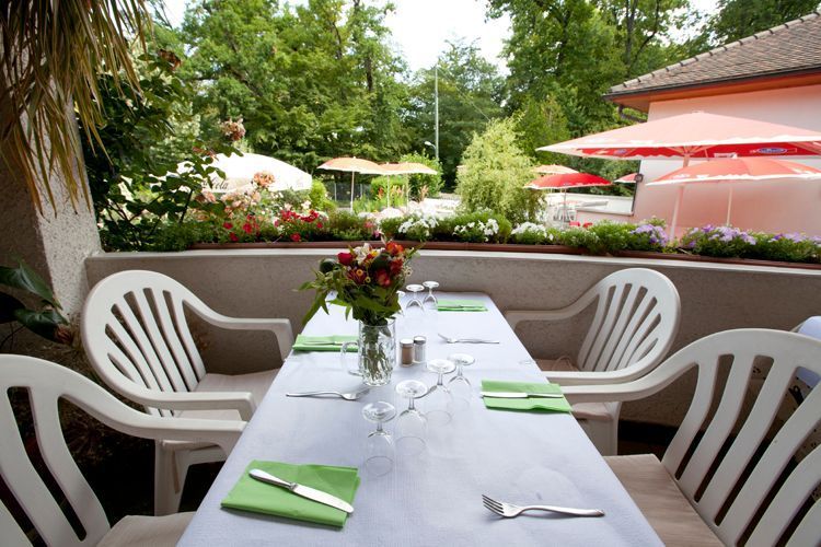 Hôtel restaurant Le Manoir | Spécialités suisses | Location de chambres Genève