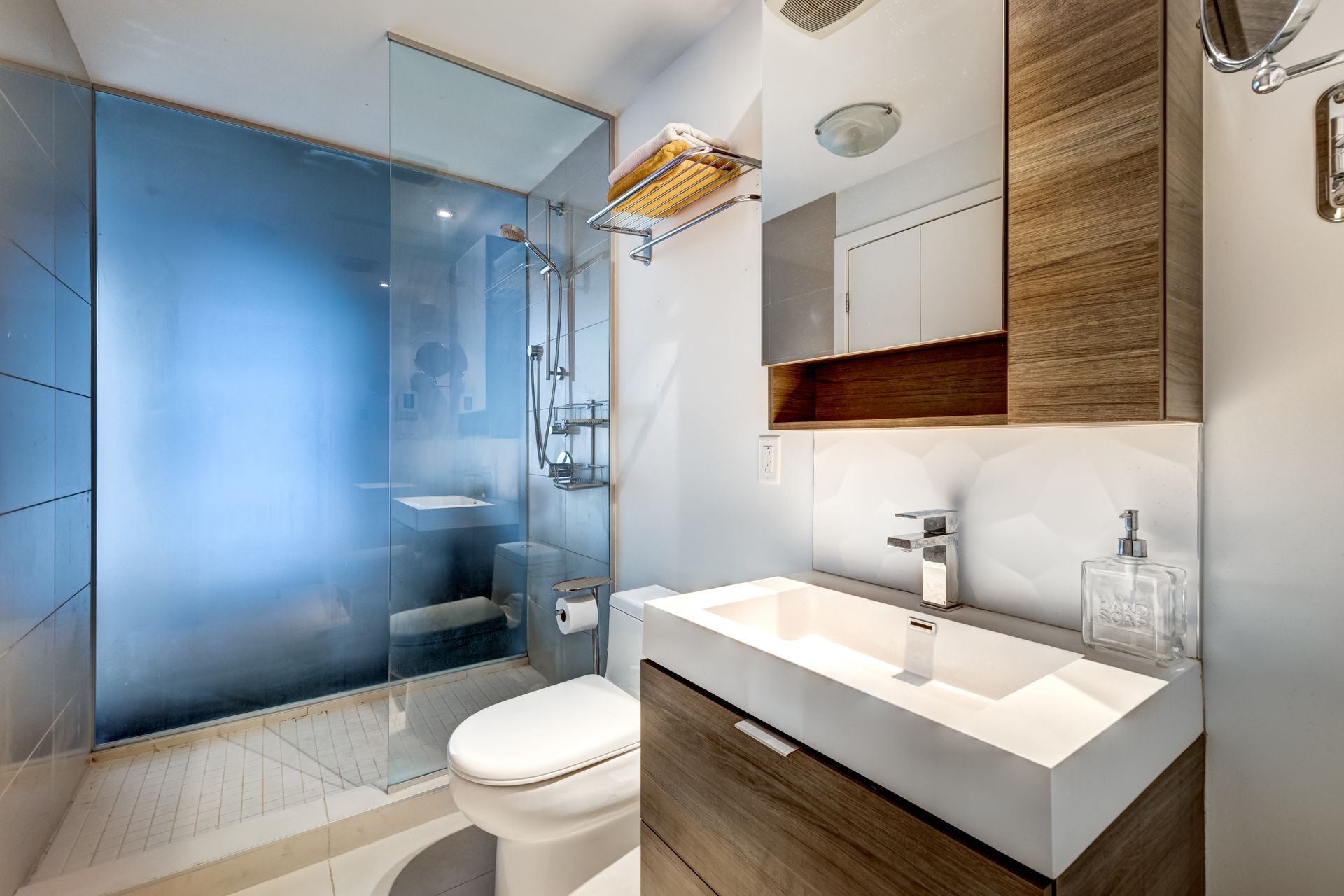 Salle de bain avec douche de couleur bleue