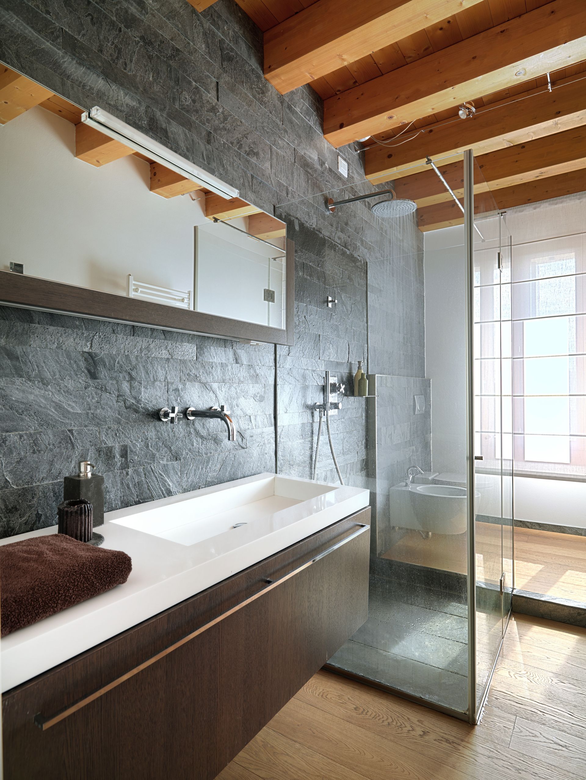 Douche moderne posée dans une salle de bains