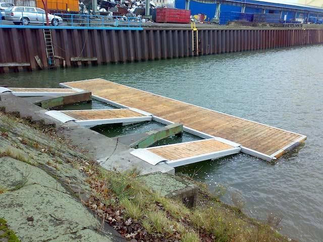 Ein großes Gewässer mit einem Dock im Vordergrund