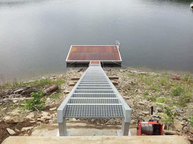 Ein Dock mit Treppen, die zum Wasser hinaufführen
