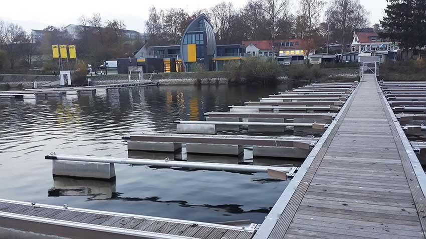 Ein großes Gewässer mit einem Dock im Vordergrund