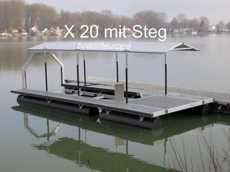 Ein schwimmendes Dock mit einem Baldachin und den Worten x 20 mit Steg darüber