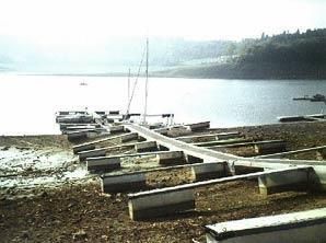 Ein Dock mit Booten, die am Ufer eines Sees anlegen.