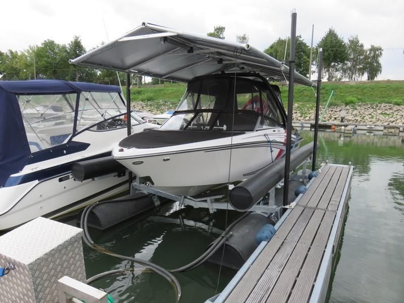 Ein Boot liegt an einem Dock mit einem Baldachin darüber