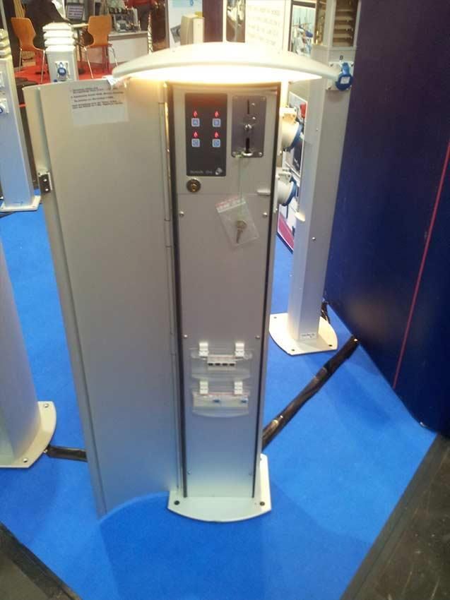 Eine weiße Box mit einem Münzschlitz darauf