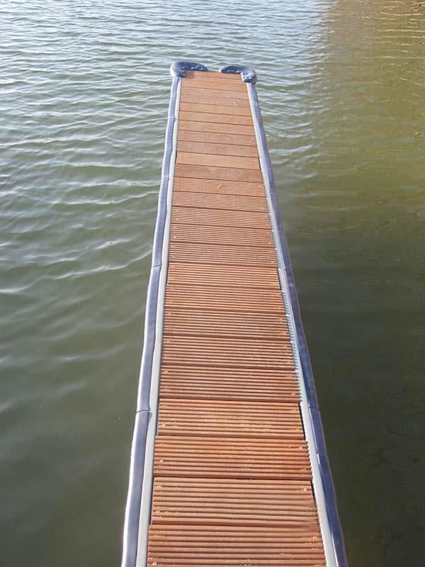 Ein Holzsteg, der in ein Gewässer führt