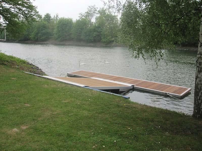 Ein Holzsteg liegt am Ufer eines Sees