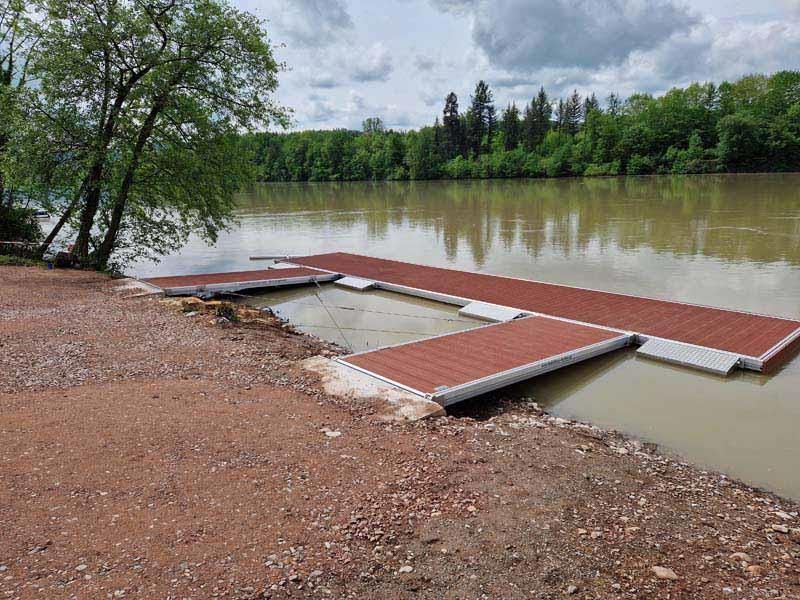 Ein großes Gewässer mit einem Steg in der Mitte