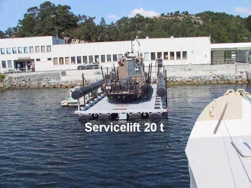 Ein Boot wird mit einem Servicelift 20 t angehoben