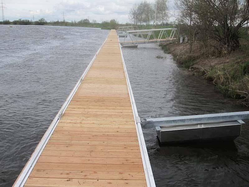 Ein Holzsteg, der in ein Gewässer führt