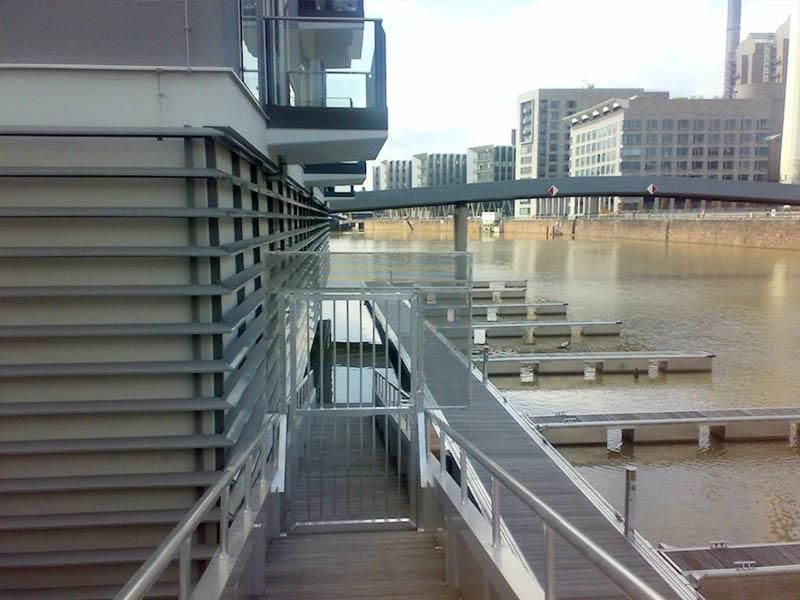 Treppe, die zu einer Brücke über ein Gewässer führt