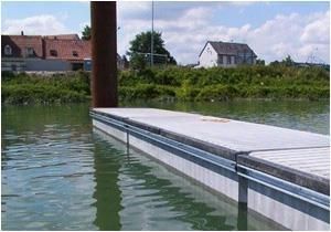 Ein großes Gewässer mit einem Dock im Vordergrund