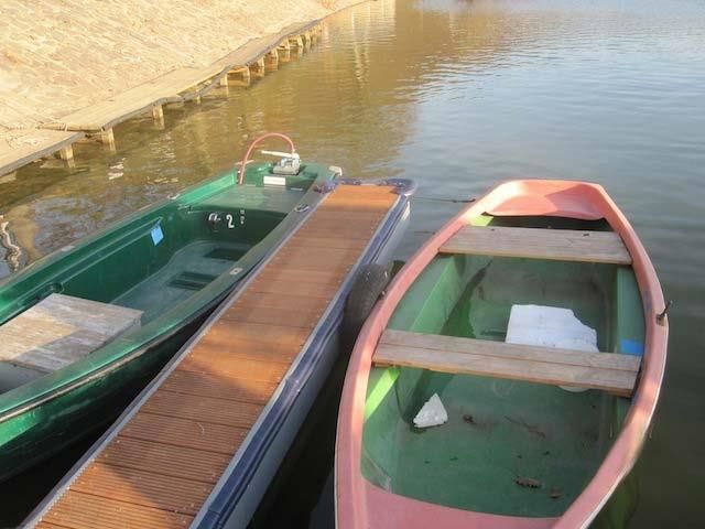 Zwei Boote liegen an einem Dock und eines trägt die Nummer 41