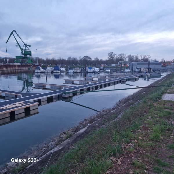 Eine große Wassermasse mit vielen Booten darin.