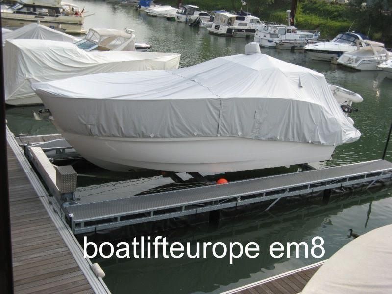 Ein Boot liegt auf einem Dock, auf dem Boatlifteurope em8 steht