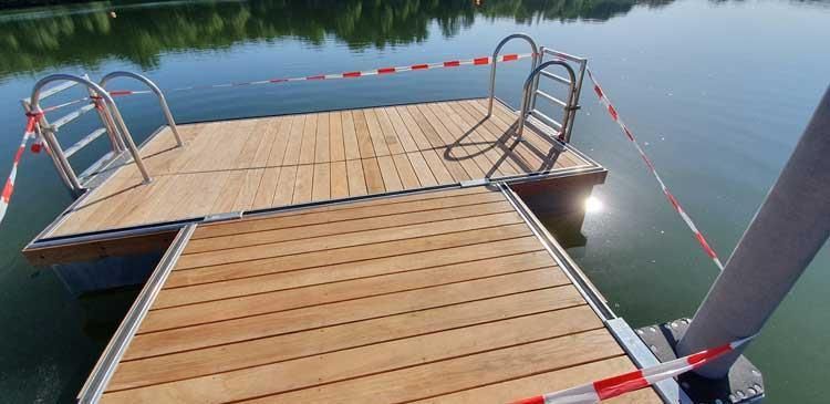 Ein Holzsteg mit Treppen, die zum Wasser führen