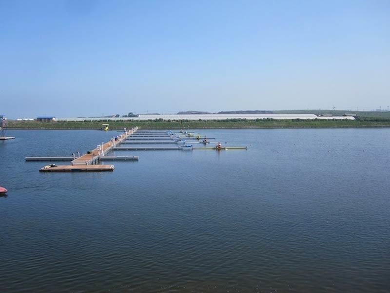 Ein großes Gewässer mit einem Steg in der Mitte