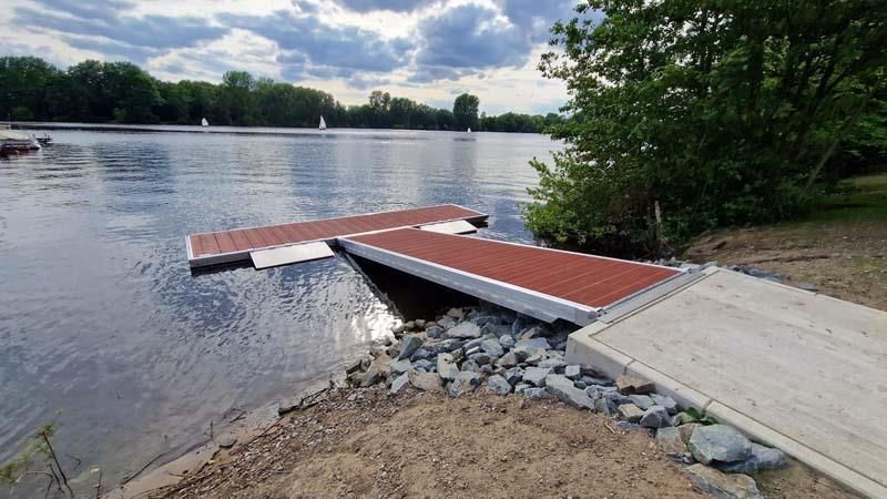 Am Ufer eines Sees liegt ein Dock.