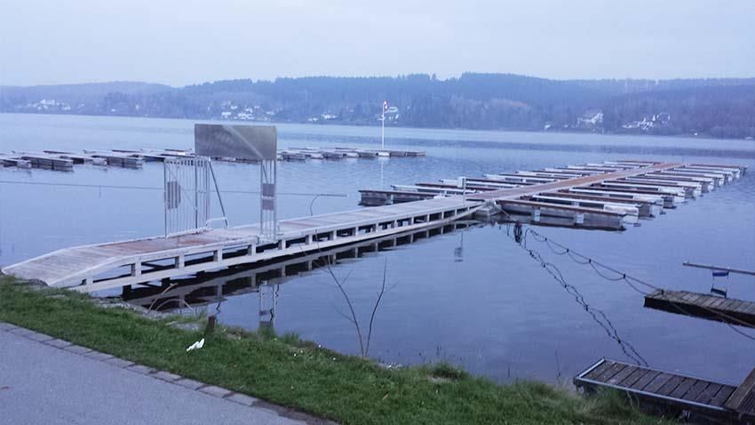 Ein großes Gewässer mit einem Steg in der Mitte