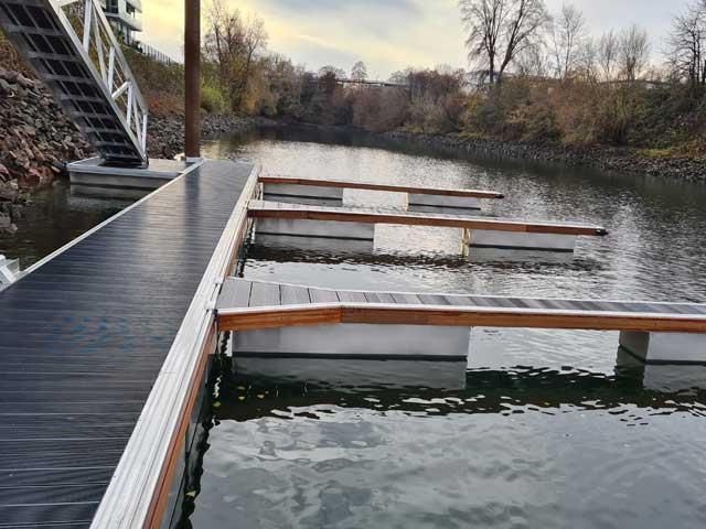 Ein Dock an einem Fluss mit einer Brücke im Hintergrund