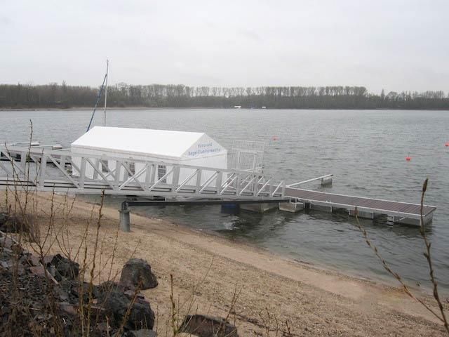 Ein großes Gewässer mit einem Steg in der Mitte