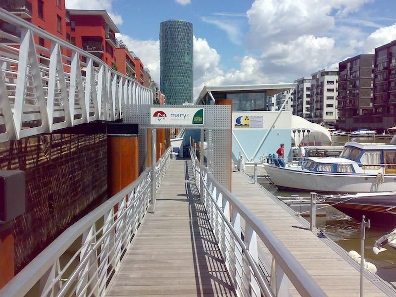 Ein Dock mit Booten und einem Schild mit der Aufschrift „a“ darauf