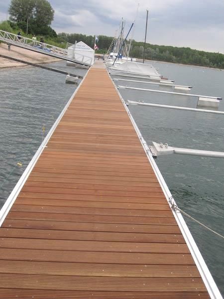 Ein langer Holzsteg, der in ein Gewässer führt