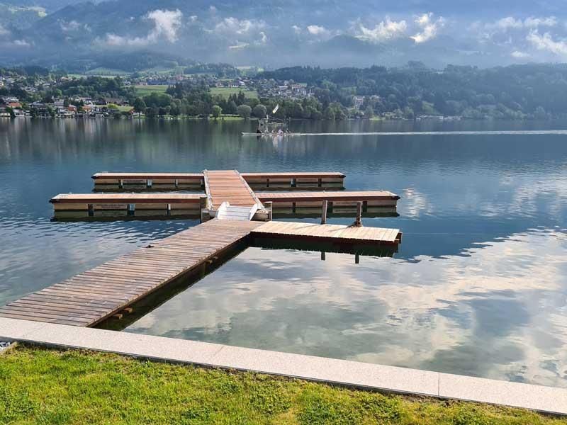 Ein Holzsteg mitten in einem See