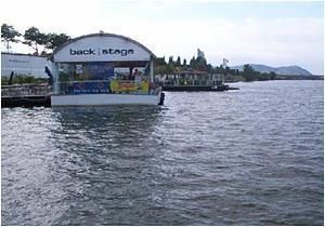 Ein Boot mit der Aufschrift „Backstage“ schwimmt auf einem Gewässer