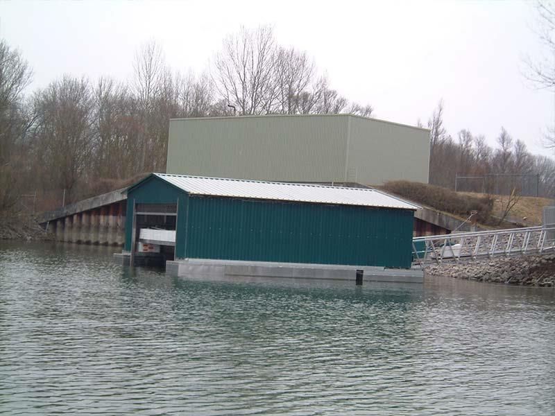 Ein grünes Gebäude steht mitten in einem Gewässer