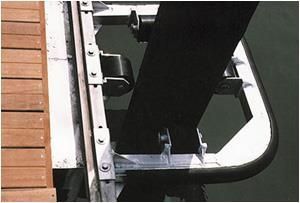 Eine Nahaufnahme einer Metallkonstruktion neben einem Holzsteg.