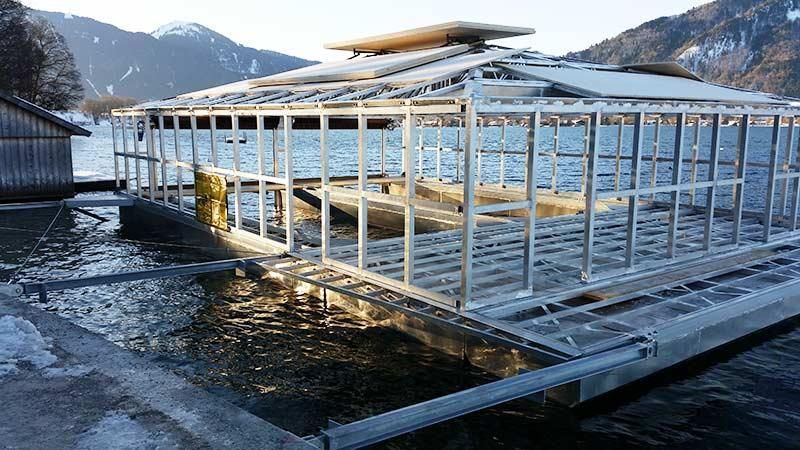 Eine Metallkonstruktion liegt auf einer Wassermasse.