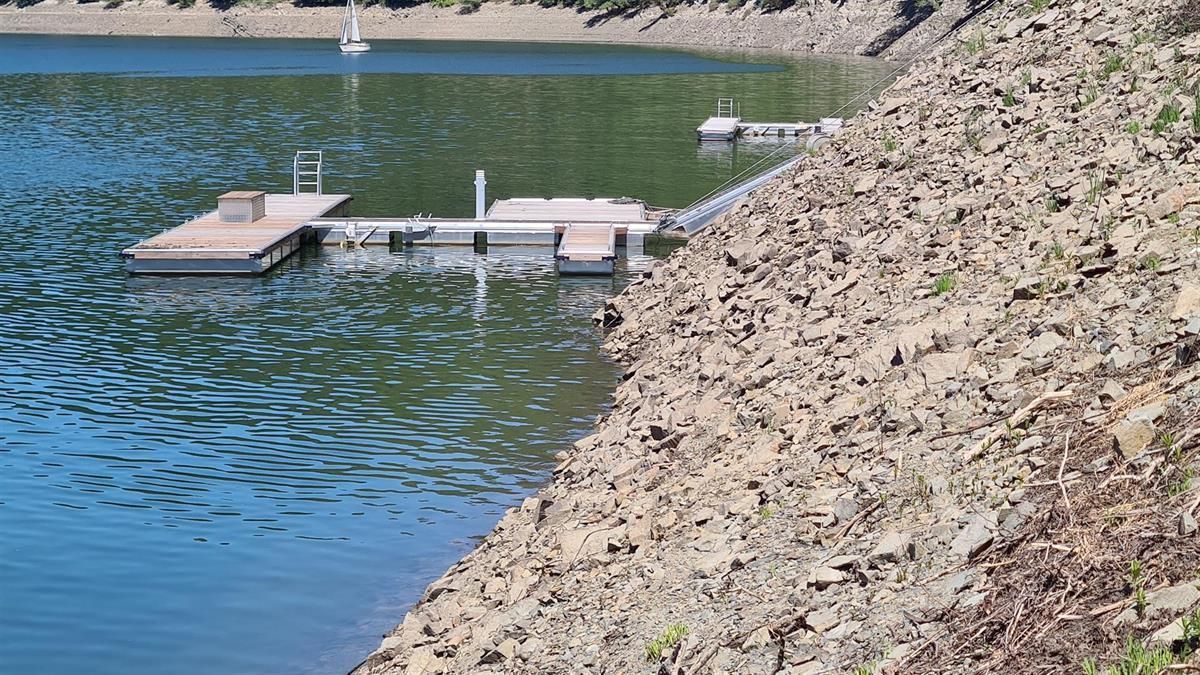 Ein großes Gewässer mit einem Steg in der Mitte