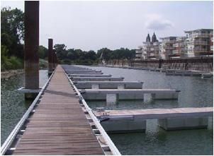 Ein Holzsteg, der zu einem Gewässer führt