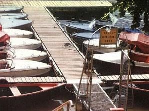 Eine Reihe von Booten liegt an einem Dock mit einem Schild mit der Aufschrift „Angeln verboten“.