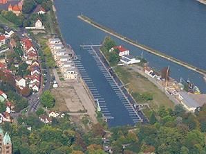 Eine Luftaufnahme eines Yachthafens und eines Flusses