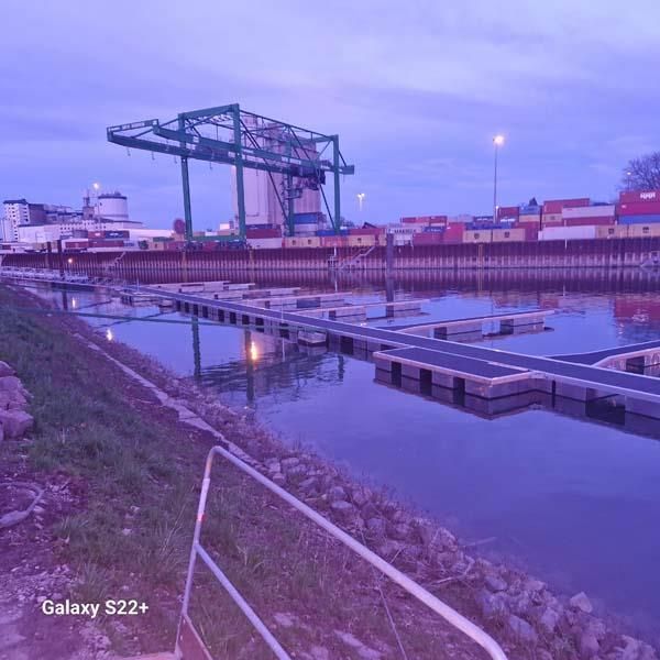 Ein Bild eines Gewässers, aufgenommen mit einem Galaxy S22+