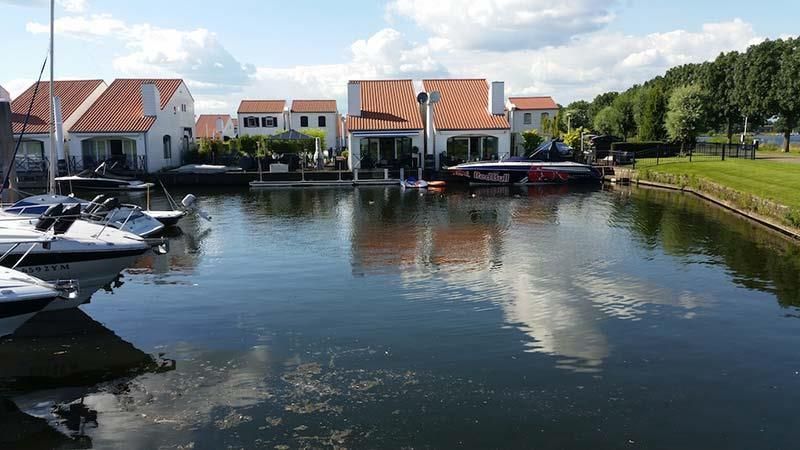 Eine Reihe von Häusern stehen neben einem Gewässer