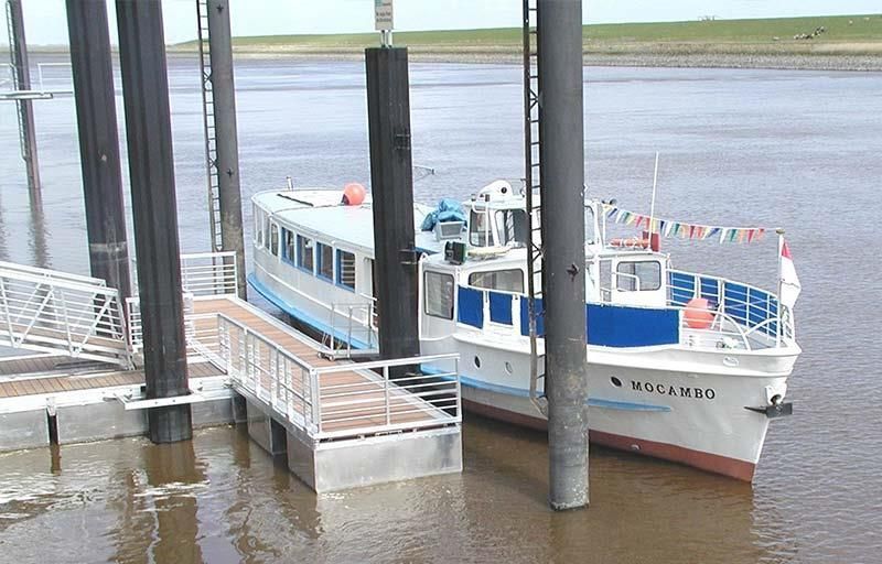 Zwei Boote liegen an einem Dock und eines davon trägt die Nummer 1