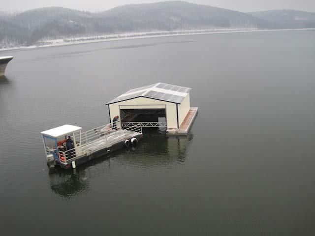 Ein Boot liegt an einem Steg mitten auf einem See.
