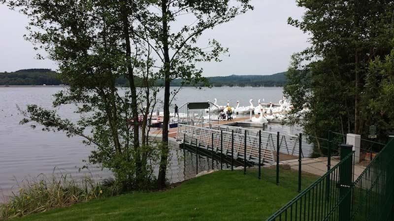 Ein großes Gewässer mit einem Steg und Booten darin