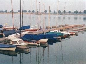 Eine Reihe von Booten liegen im Wasser