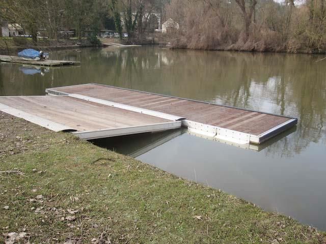 Ein Holzsteg liegt am Ufer eines Sees