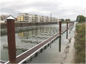 Ein großes Gewässer mit einem Steg in der Mitte