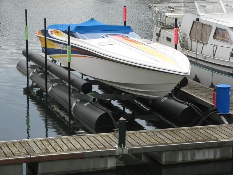 Ein Schnellboot liegt an einem Dock im Wasser