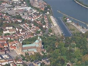 Eine Luftaufnahme einer Stadt mit einem großen Gebäude in der Mitte