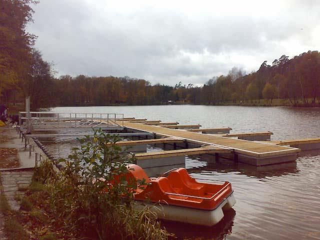 Ein Paddelboot liegt am Ufer eines Sees