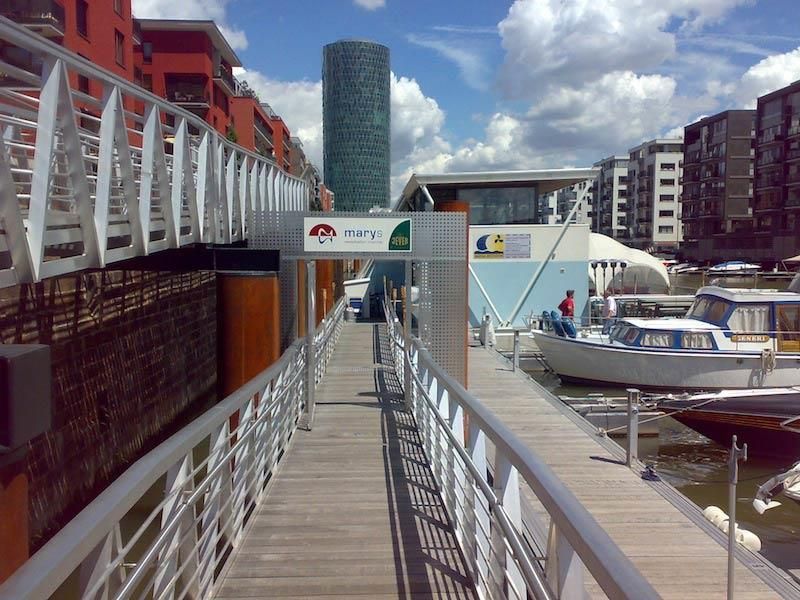 Ein Dock mit Booten und einem Schild mit der Aufschrift „a“ darauf